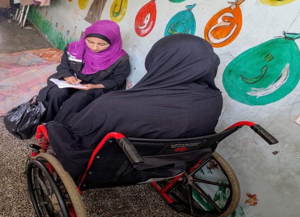 راوية حلس.. مقعدة من غزة تعاني ويلات الحرب والنزوح راوية حلس.. مقعدة من غزة تعاني ويلات الحرب والنزوح