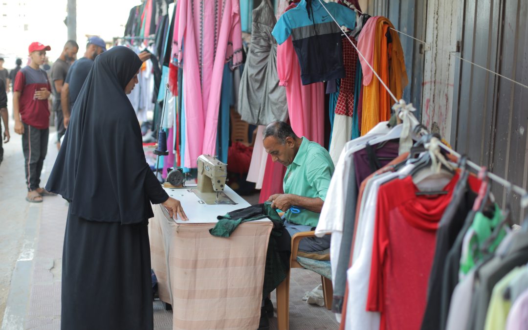 أزمة ملابس في غزة بعد 10 أشهر من الحرب .. كيف يتصرف الناس؟