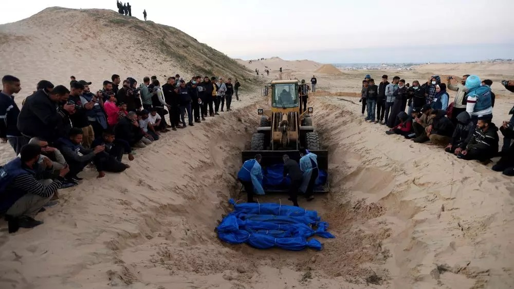الاحتلال يسلّم جثامين 84 شهيدا سرقها من غزة