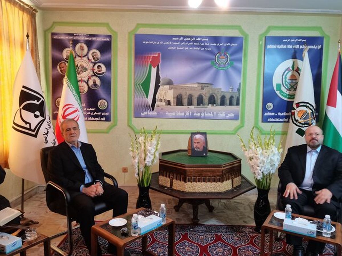 كبار المسؤولين الإيرانيين يتوافدون على مكتب حماس للتعزية باستشهاد القائد السنوار كبار المسؤولين الإيرانيين يتوافدون على مكتب حماس للتعزية باستشهاد القائد السنوار
