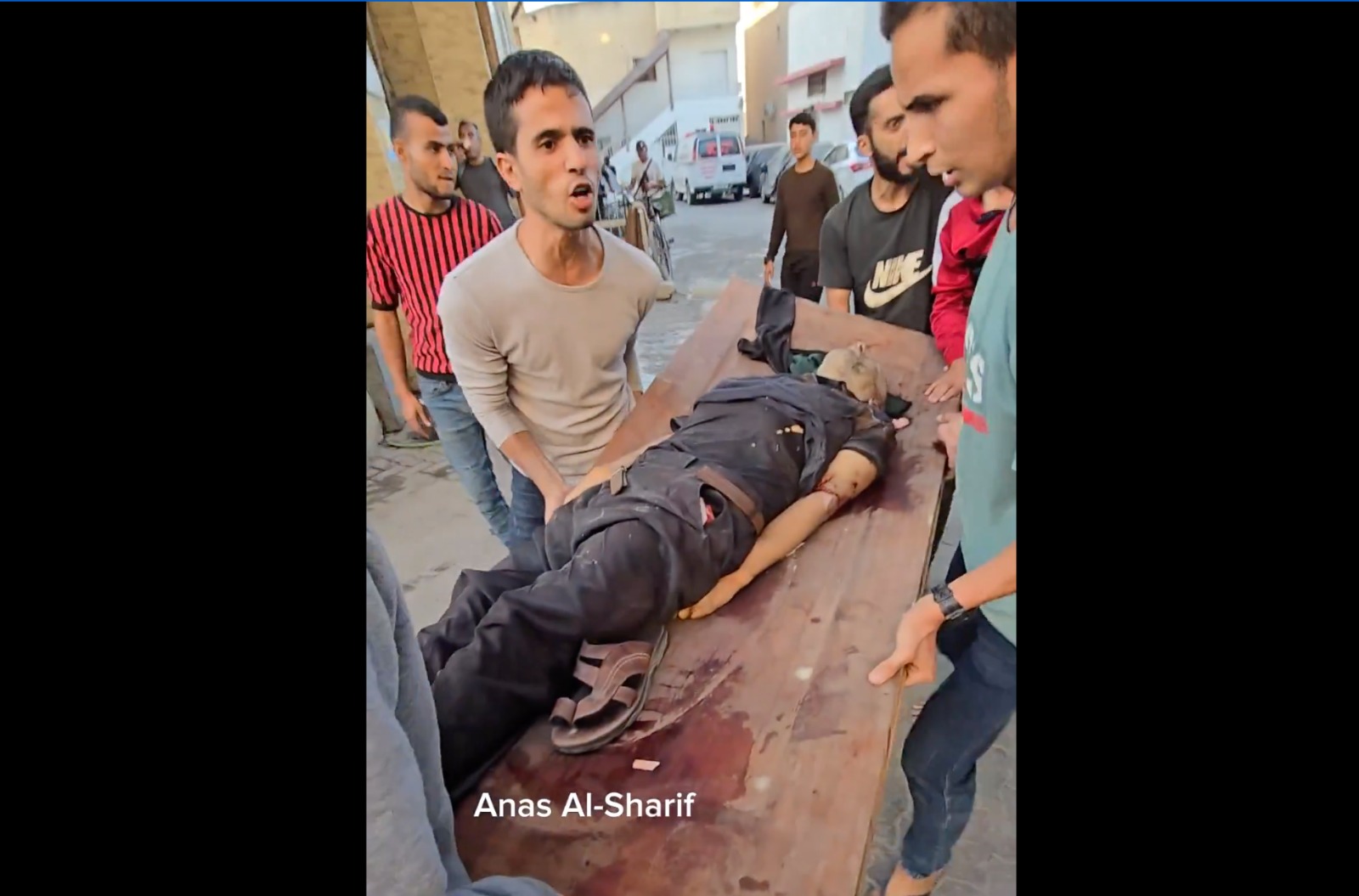 6 شهداء و30 مصابا بقصف سوق الصحابة في غزة 6 شهداء و30 مصابا بقصف سوق الصحابة في غزة