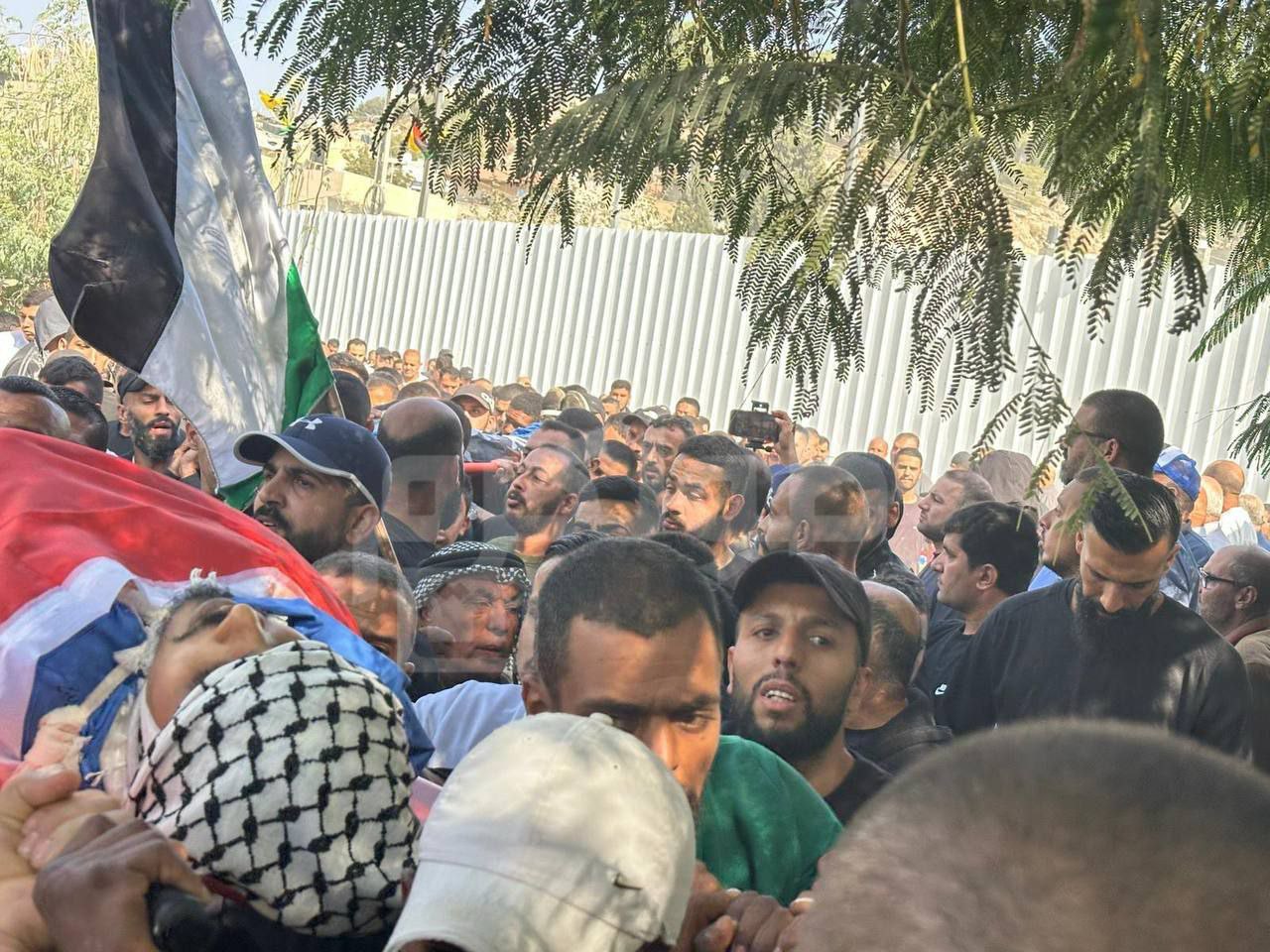 جماهير غفيرة تشيع جثامين شهداء مخيمي طولكرم ونور شمس جماهير غفيرة تشيع جثامين شهداء مخيمي طولكرم ونور شمس