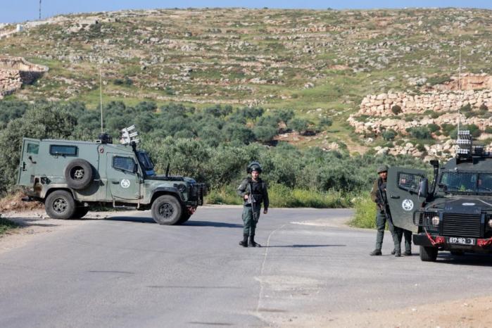 قوات الاحتلال تواصل اقتحام قرية المغير وتجري تحقيقات ميدانية