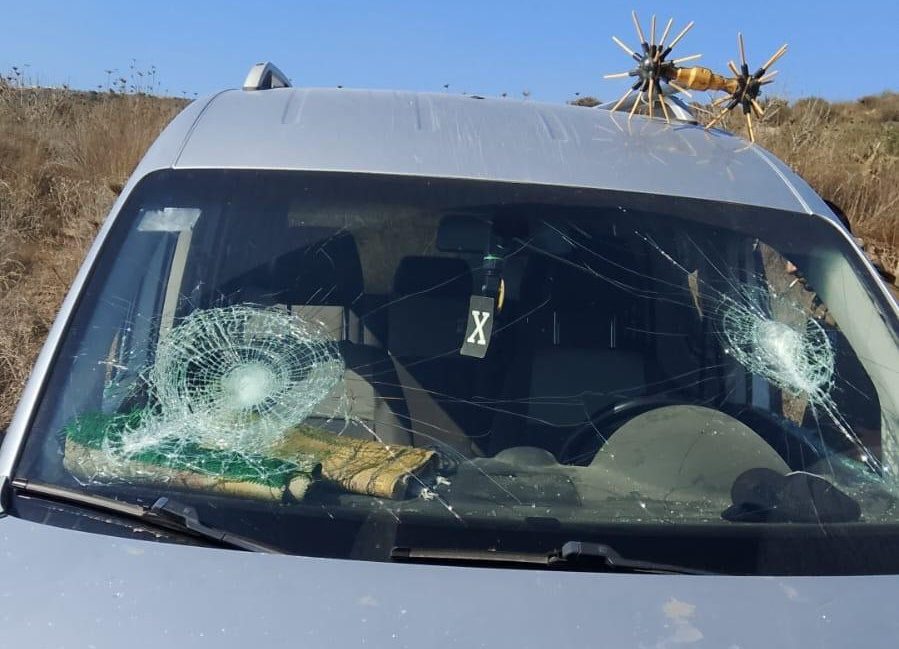 مستوطنون يحطمون مركبة فلسطينية في بلدة ياسوف شرقي سلفيت مستوطنون يحطمون مركبة فلسطينية في بلدة ياسوف شرقي سلفيت