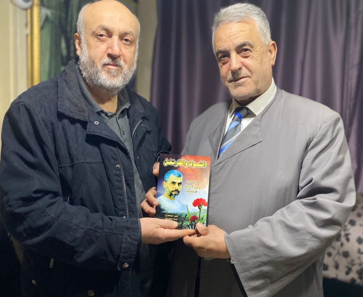 جماهيري حماس يوزع مئات النسخ من رواية الشوك والقرنفل في لبنان جماهيري حماس يوزع مئات النسخ من رواية الشوك والقرنفل في لبنان
