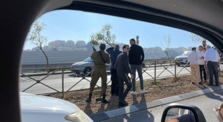 إصابة مواطن برصاص مستوطن قرب حاجز حزما