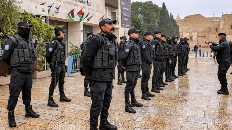 السلطة تمدد اعتقال الباحث عزام أبو عدس وتواصل انتهاكاتها بالضفة