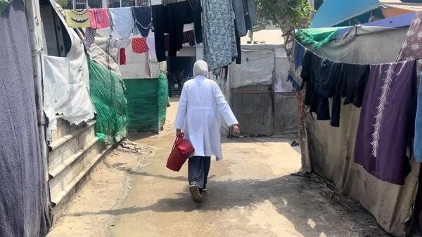 مبادرات فردية تطوف بين خيام النازحين لتقديم الرعاية الطبية للجرحى