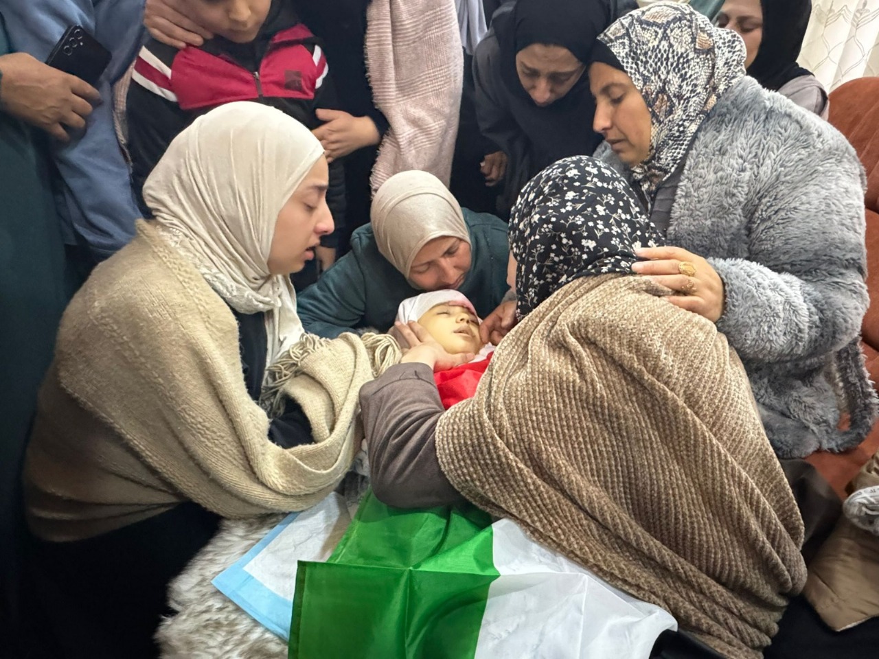 تشييع الشهيدة الطفلة ليلى الخطيب في جنوب جنين تشييع الشهيدة الطفلة ليلى الخطيب في جنوب جنين