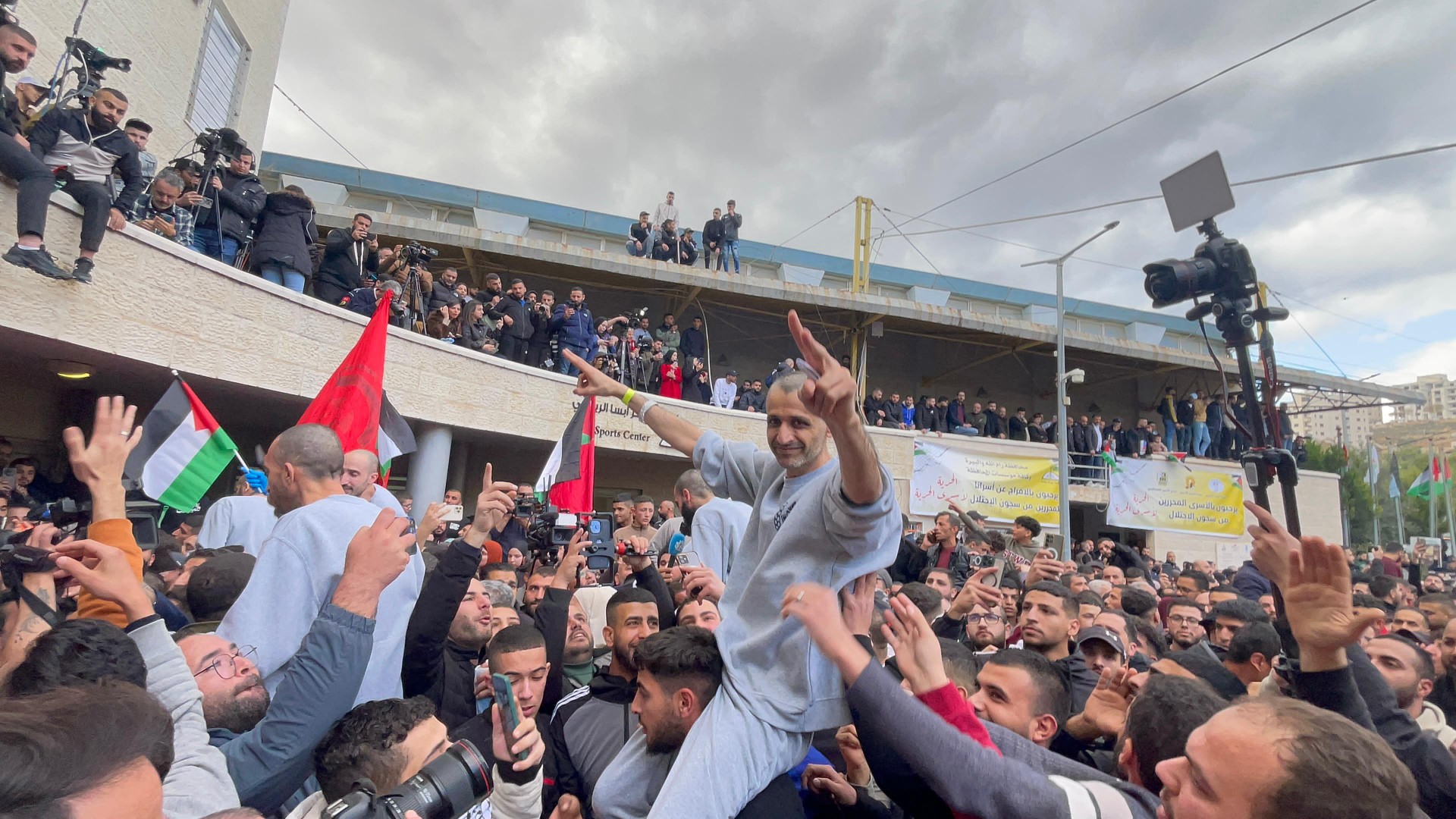 أسماء الدفعة الرابعة من محرري صفقة طوفان الأقصى أسماء الدفعة الرابعة من محرري صفقة طوفان الأقصى