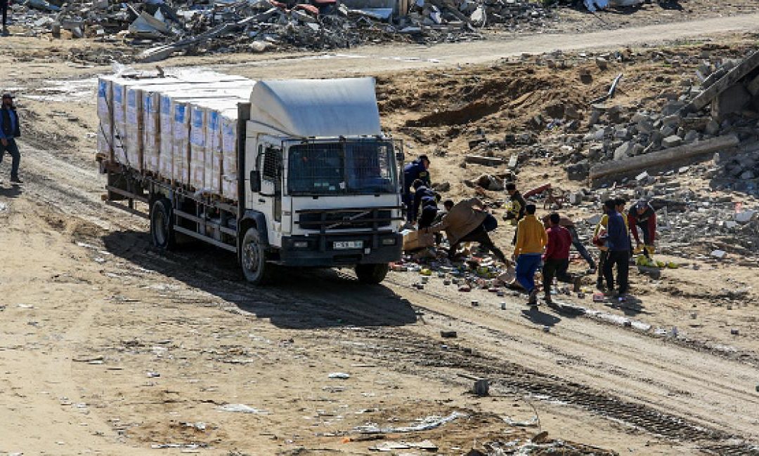 انخفاض كبير بعدد شاحنات المساعدات التي دخلت غزة الجمعة