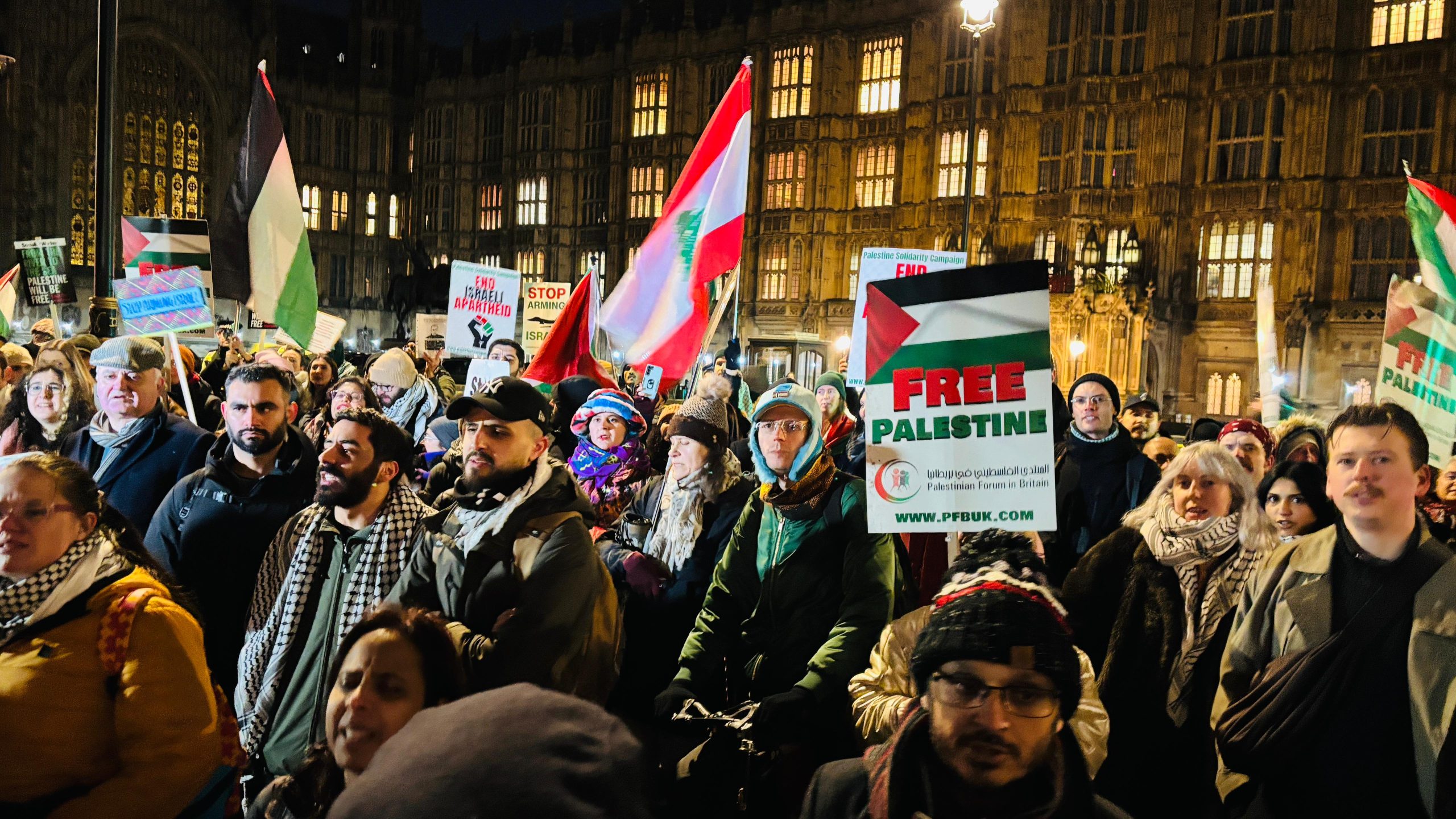 آلاف يتظاهرون أمام البرلمان البريطاني تضامنًا مع فلسطين