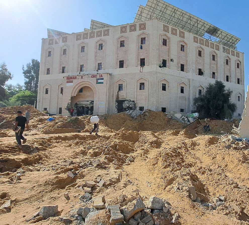 الاحتلال يقتحم مستشفى الإندونيسي في غزة ويطالب بإخلائه فورًا الاحتلال يقتحم مستشفى الإندونيسي في غزة ويطالب بإخلائه فورًا