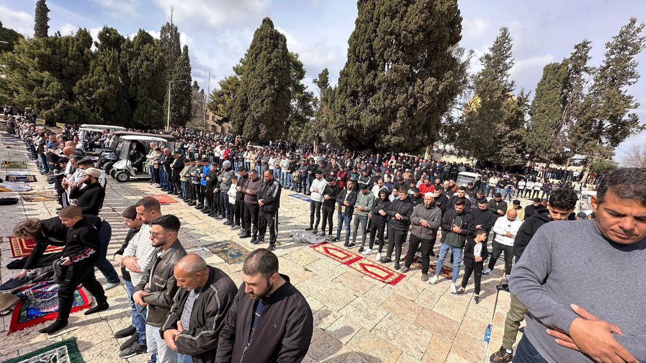 60 ألفًا يؤدون صلاة الجمعة في المسجد الأقصى 60 ألفًا يؤدون صلاة الجمعة في المسجد الأقصى