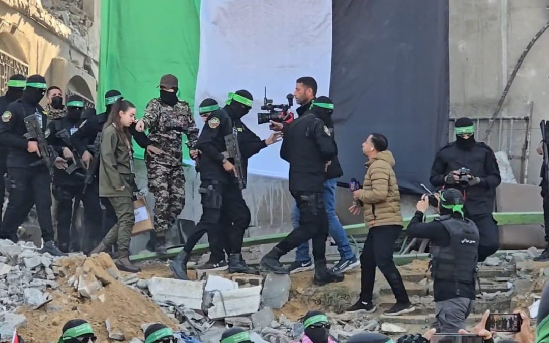 حماس: الحشد الجماهير والمقاوم في عملية تسليم الأسرى رسالة تحد لإسرائيل