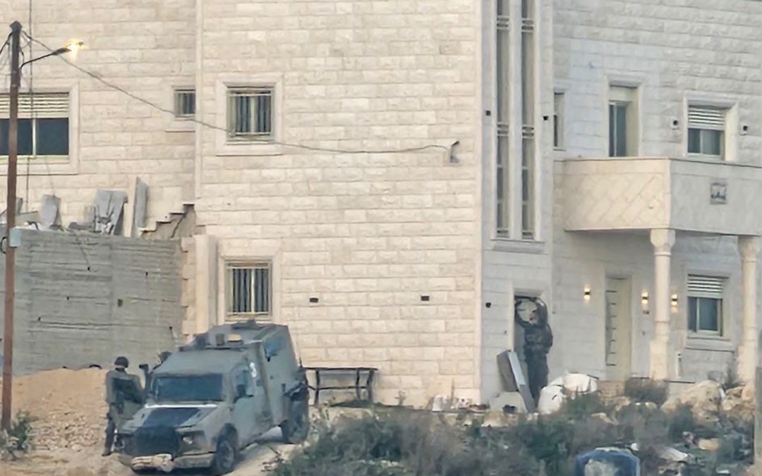 الاحتلال يحاصر بناية في جنين وينفذ اعتقالات في عموم الضفة