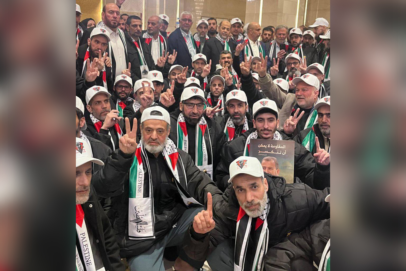 قيادة حماس تتابع وصول الأسرى المحررين إلى القاهرة
