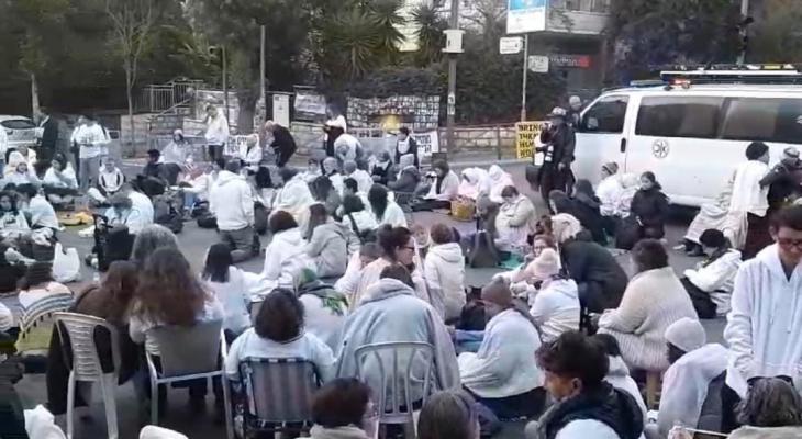 عائلات أسرى إسرائيليين يغلقون طريقًا بالقدس مطالبين بصفقة تبادل