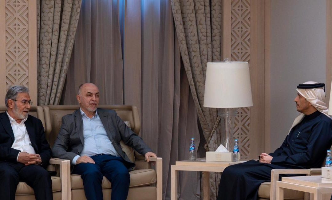 رئيس الوزراء القطري يبحث مع الفصائل تنفيذ اتفاق وقف إطلاق النار بغزة