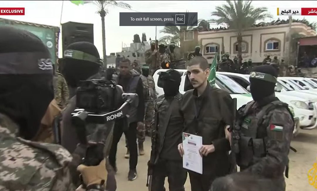 القسام تسلم 3 أسرى إسرائيليين بينهم جندي وتوجه رسائل سياسية لإسرائيل