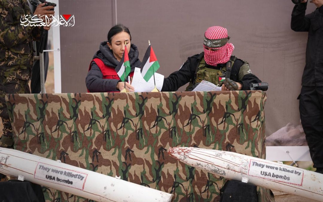 ما نوع القنابل التي عرضتها المقاومة خلال تسليم جثث الأسرى الإسرائيليين؟