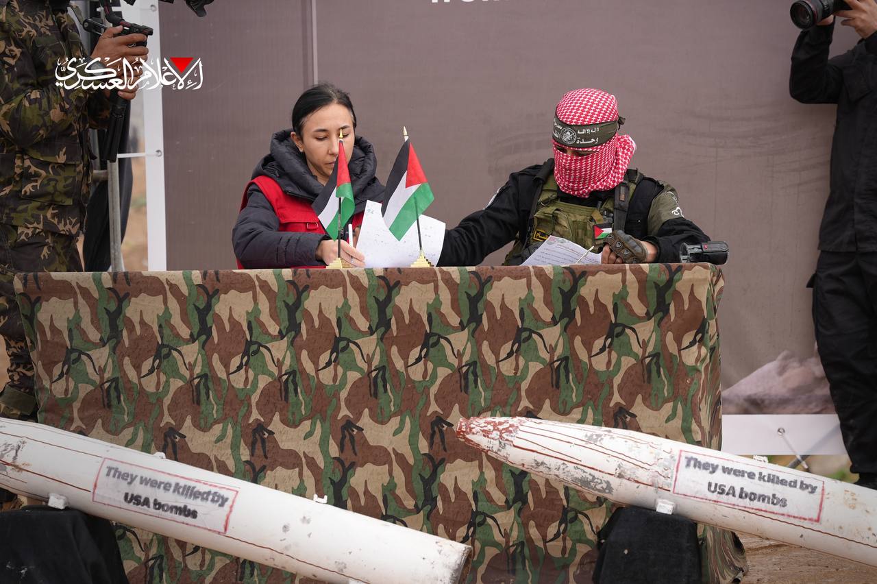 ما نوع القنابل التي عرضتها المقاومة خلال تسليم جثث الأسرى الإسرائيليين؟ ما نوع القنابل التي عرضتها المقاومة خلال تسليم جثث الأسرى الإسرائيليين؟