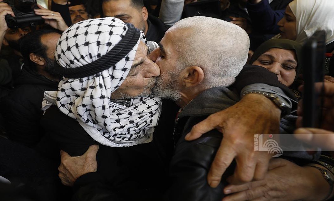 أسرى محررون يكشفون عن تعرضهم للضرب المبرح لأيام على يد سجاني الاحتلال