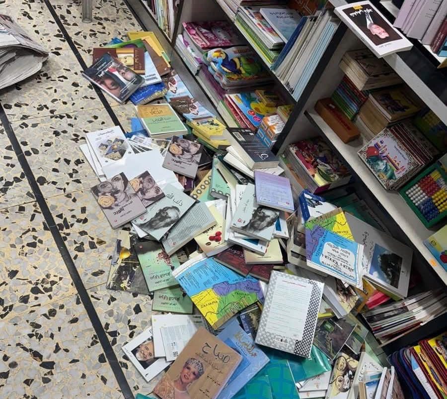 الاحتلال يستولي على كتب المكتبة العلمية بالقدس ويمدد اعتقال مالكيها الاحتلال يستولي على كتب المكتبة العلمية بالقدس ويمدد اعتقال مالكيها