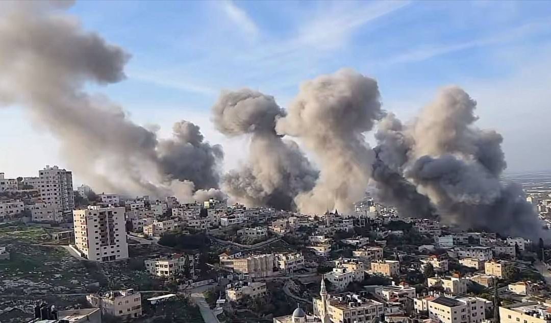 تضم 80 شقة.. الاحتلال يفجر 21 منزلاً في مخيم جنين 