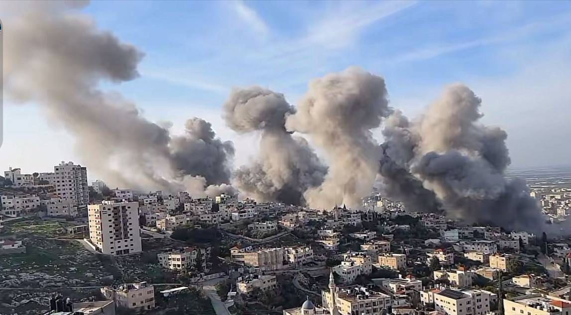تضم 80 شقة.. الاحتلال يفجر 21 منزلاً في مخيم جنين 