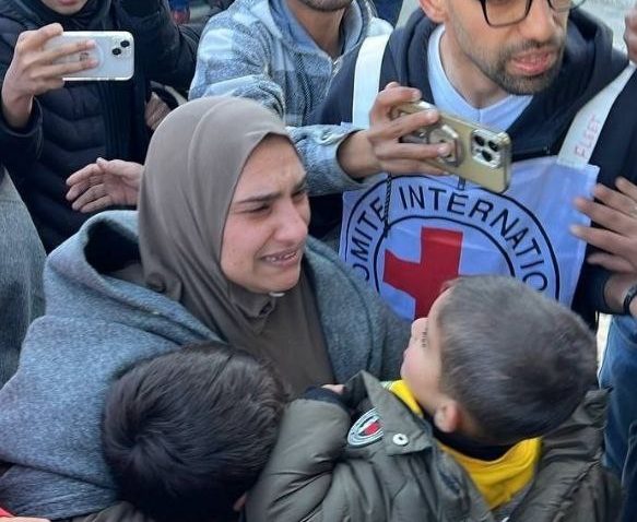 بعد تأخير لساعات.. الاحتلال يفرج عن 46 أسيراً من النساء والأطفال