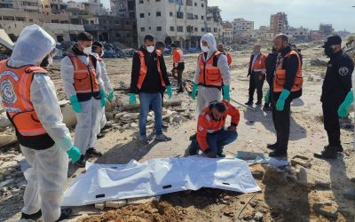 الدفاع المدني ينتشل جثامين شهداء في غزة