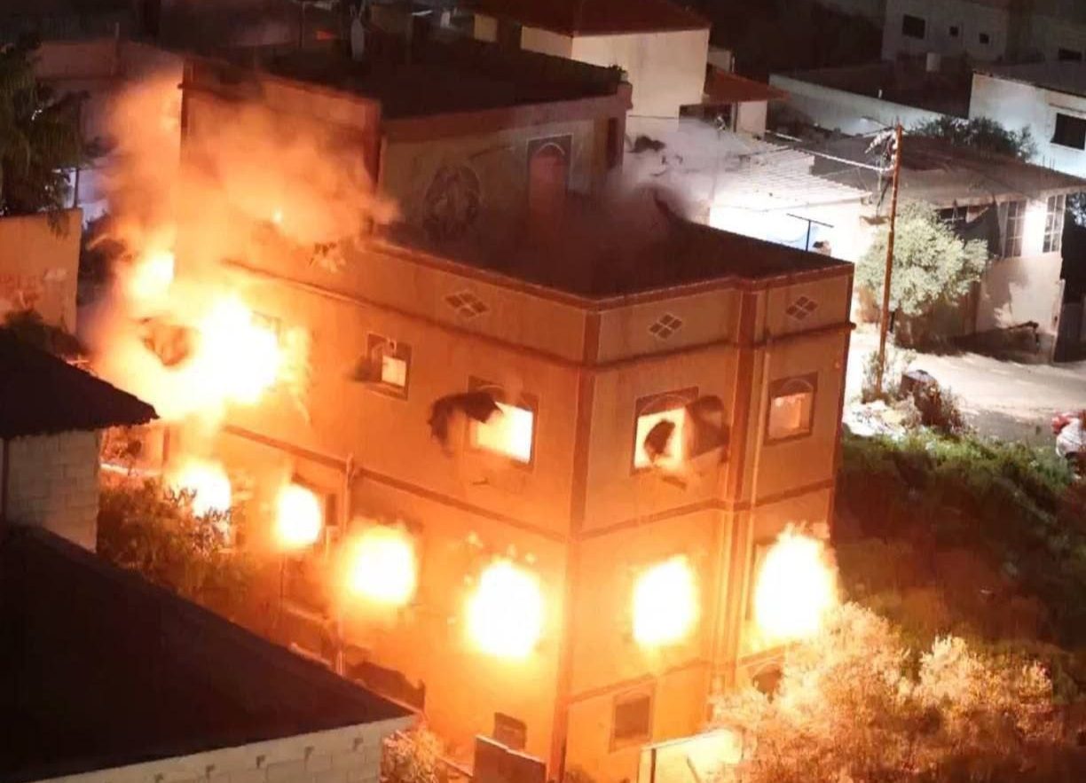 الاحتلال يفجّر منزل عائلة الشهيد القسامي علي أبو خليل في قلقيلية الاحتلال يفجّر منزل عائلة الشهيد القسامي علي أبو خليل في قلقيلية