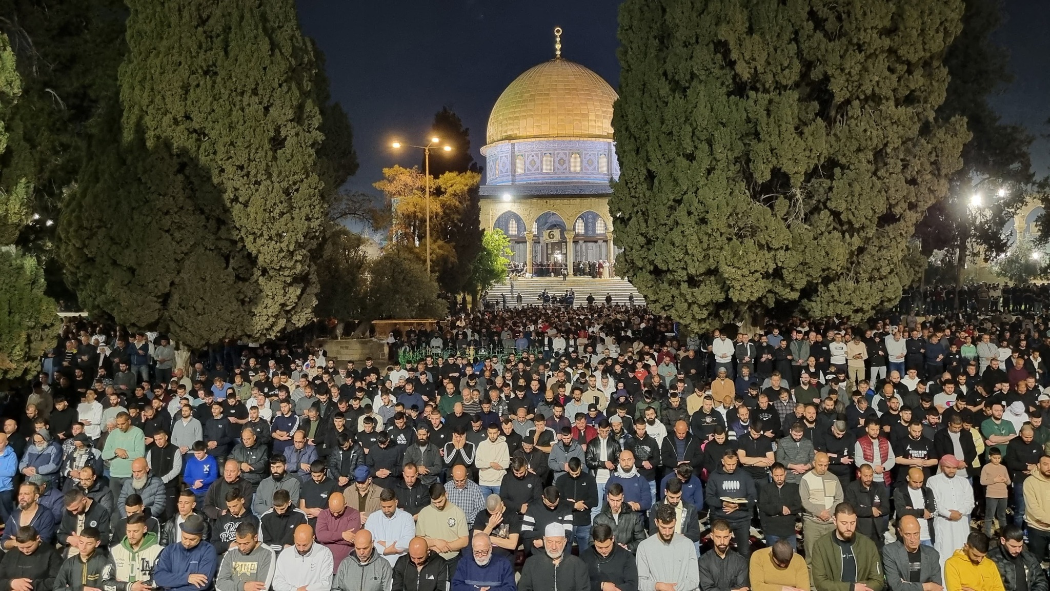 100 ألف يؤدون العشاء والتراويح في المسجد الأقصى 100 ألف يؤدون العشاء والتراويح في المسجد الأقصى