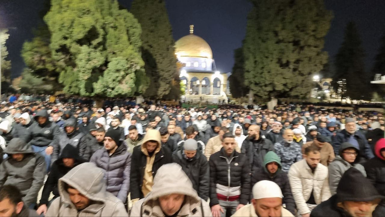 85 ألفًا يؤدون التراويح في الأقصى رغم قيود الاحتلال 85 ألفًا يؤدون التراويح في الأقصى رغم قيود الاحتلال