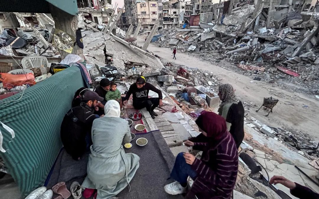 إفطار على ركام المنزل .. مائدة الصمود في غزة