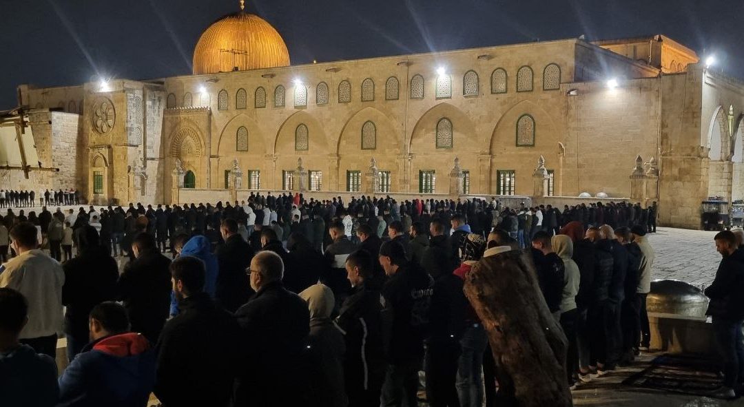 80 ألفا يؤدون صلاتي العشاء والتراويح في المسجد الأقصى