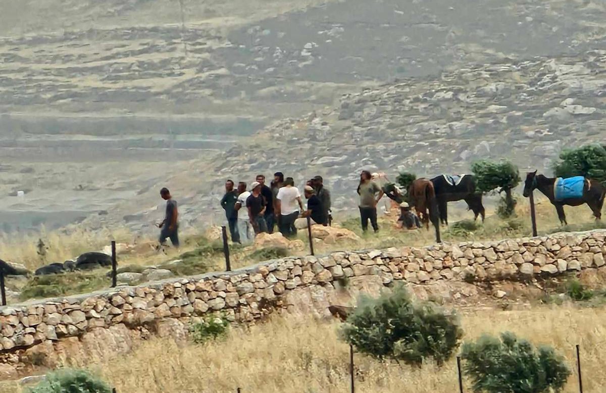 مستوطنون يهاجمون رعاة الأغنام في مسافر يطا مستوطنون يهاجمون رعاة الأغنام في مسافر يطا
