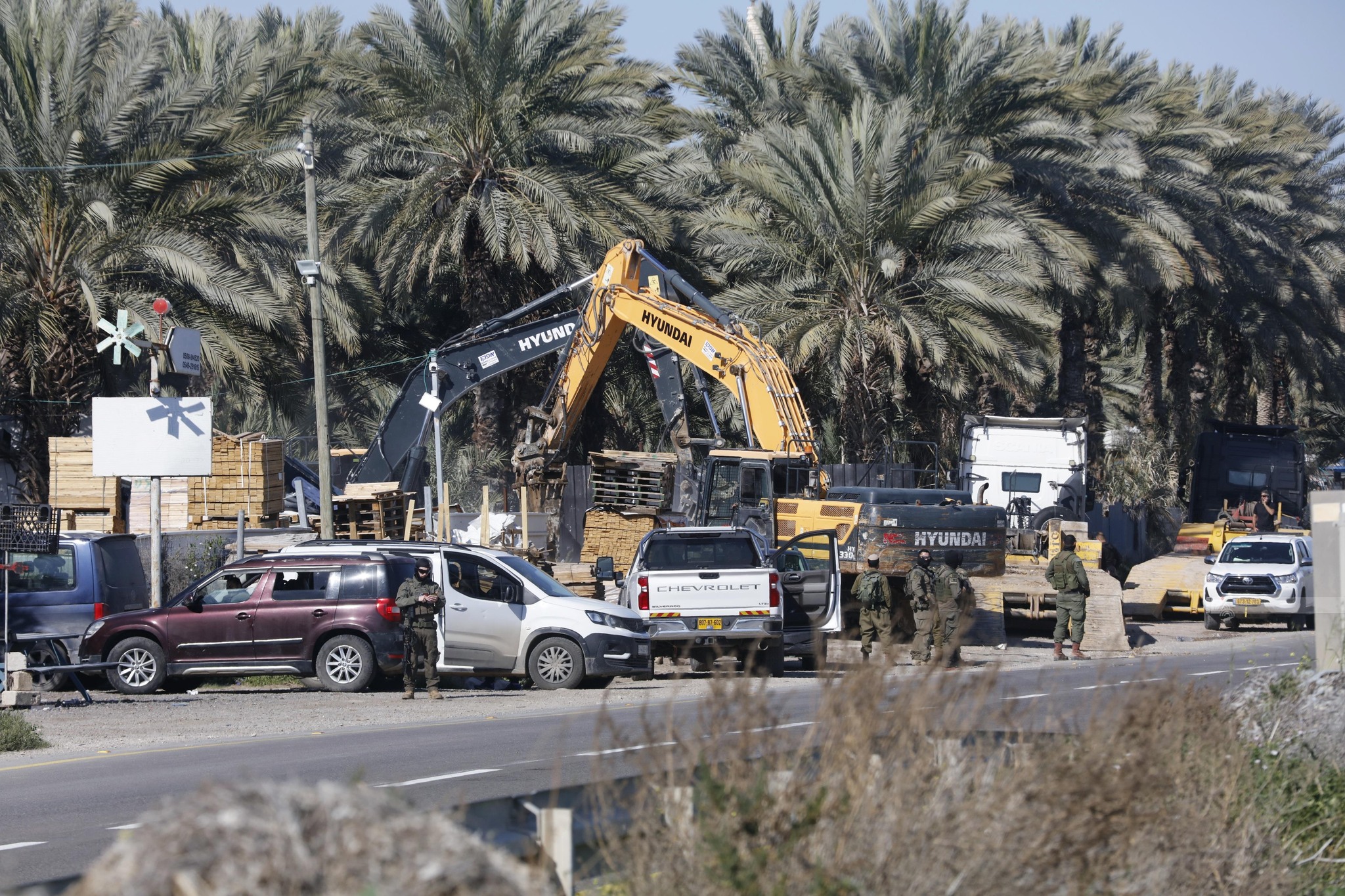 الاحتلال يهدم مصنعًا للتمور ومحلًا تجاريًا شمال أريحا الاحتلال يهدم مصنعًا للتمور ومحلًا تجاريًا شمال أريحا
