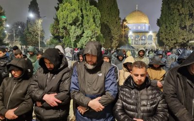 الآلاف يؤدون صلاة العشاء والتراويح في المسجد الأقصى