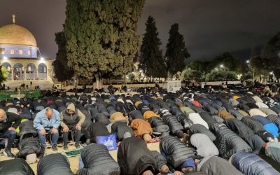 عشرات الآلاف يؤدون صلاة العشاء والتراويح في المسجد الأقصى
