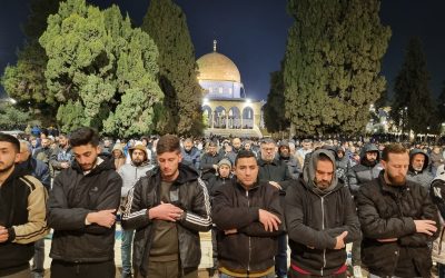 عشرات الآلاف يؤدون صلاتي العشاء والتراويح في الأقصى