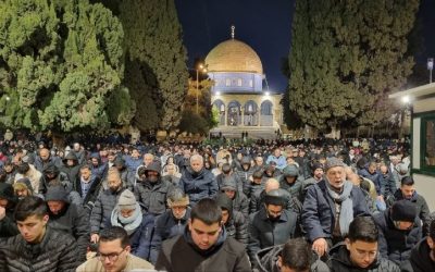 عشرات آلاف المصلين يؤدون العشاء والتراويح في الأقصى