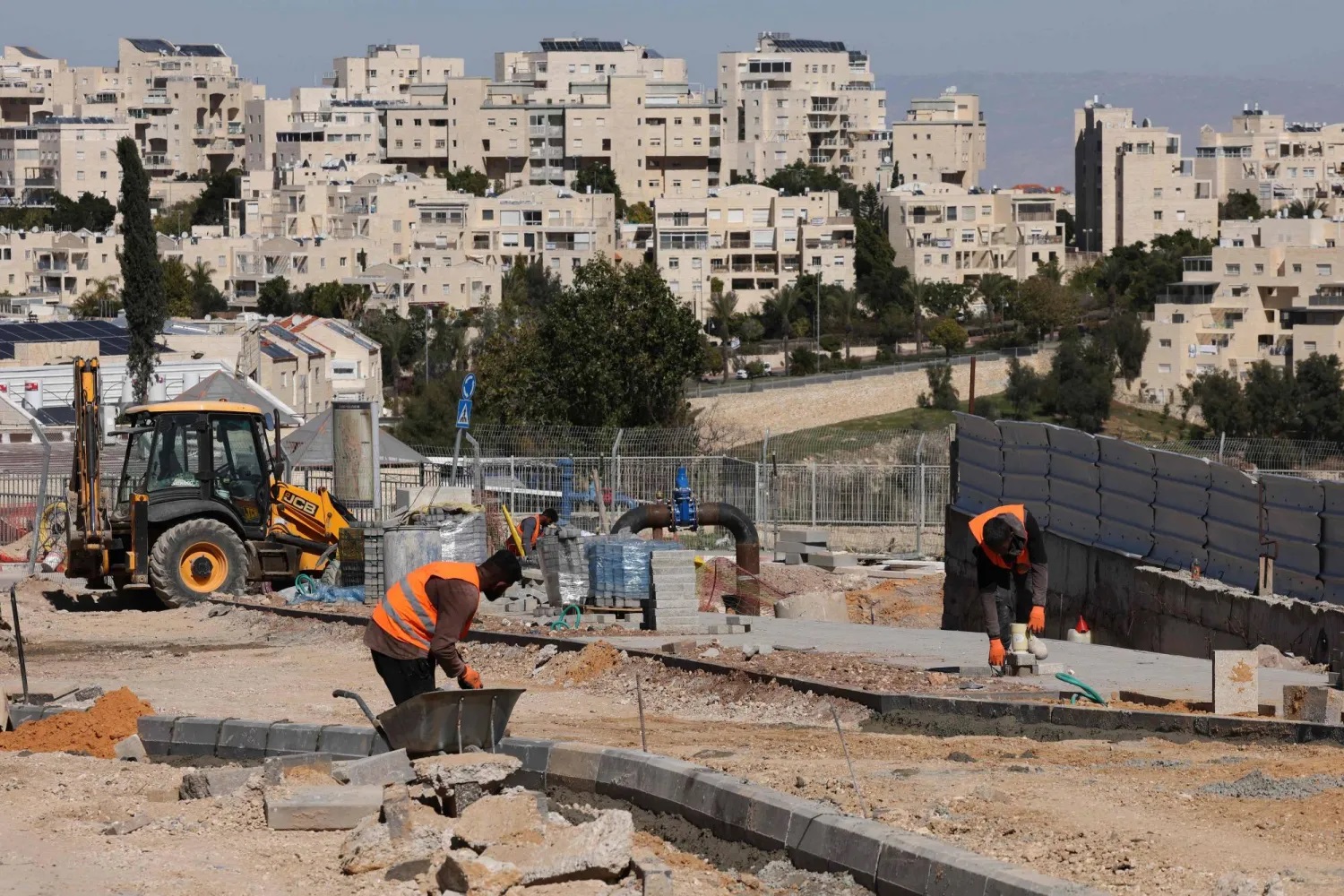 حكومة الاحتلال تقر طرقاً استيطانية تعزز فصل شمال الضفة عن جنوبها حكومة الاحتلال تقر طرقاً استيطانية تعزز فصل شمال الضفة عن جنوبها