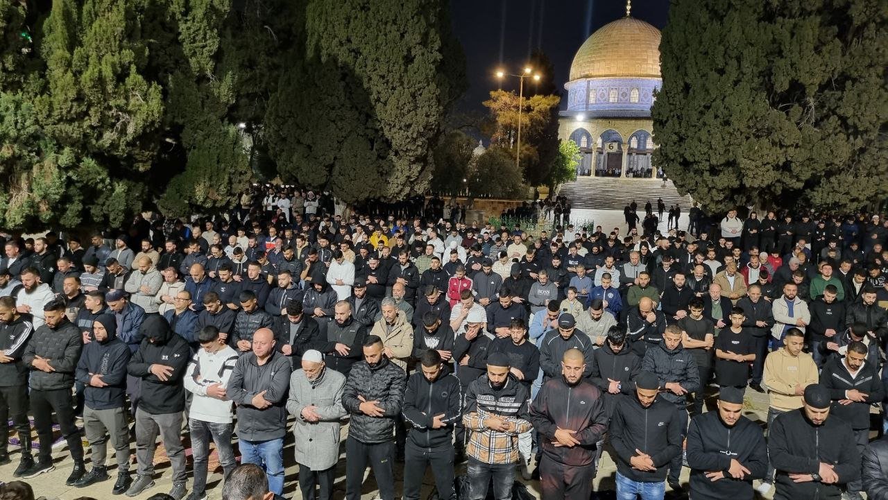 40 ألفًا يؤدون صلاة فجر الجمعة الثانية من رمضان في الأقصى