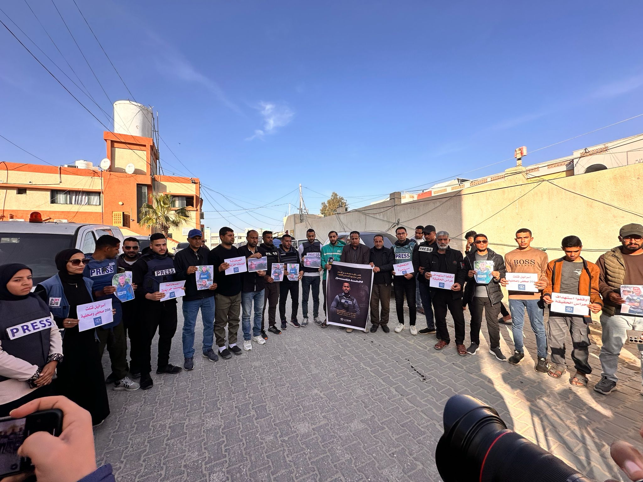 صحفيو غزة ينظمون وقفة احتجاجية رفضًا لجرائم الاحتلال بحقهم صحفيو غزة ينظمون وقفة احتجاجية رفضًا لجرائم الاحتلال بحقهم