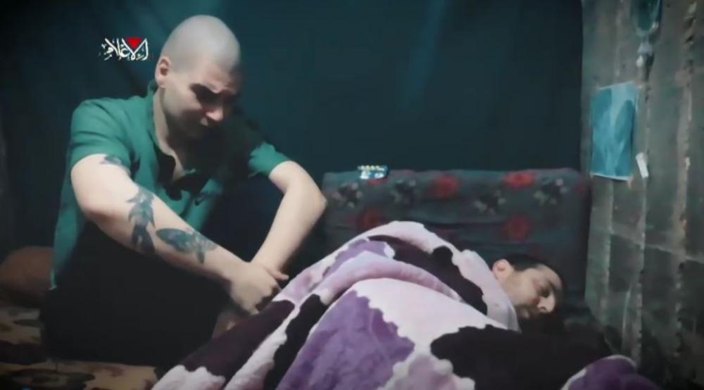 القسام ينشر مقطع فيديو لأسيرين إسرائيليين أحدهما حاول الانتحار