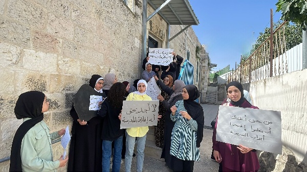 أهالي طلاب مدرسة بنات القدس يحتجون على إغلاقها من الاحتلال