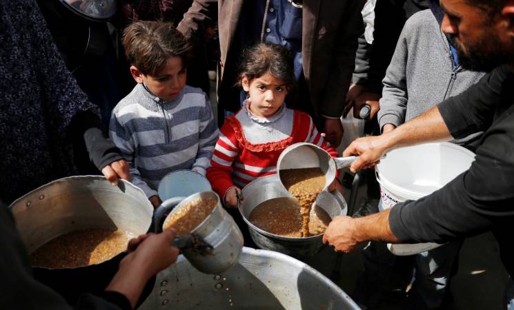 نحيا بين الموت والركام.. أهالي غزة يصنعون الحياة تحت القصف والتجويع نحيا بين الموت والركام.. أهالي غزة يصنعون الحياة تحت القصف والتجويع