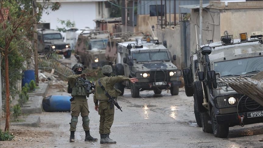 جيش الاحتلال يفرض إغلاقًا على قرية المغير في رام الله